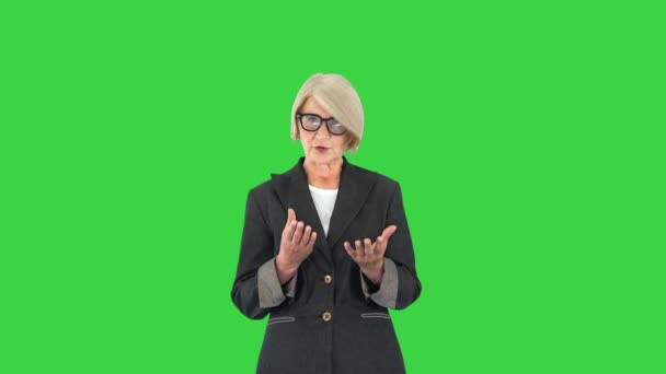 Strict Atractive Senior Woman Talking To Camera on a Green Screen, Chroma Key. — Stock video