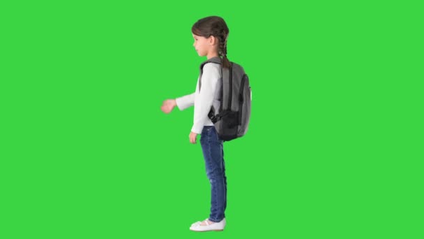 Roztomilá malá školačka s batohem mávající rukou na zelené obrazovce, Chroma Key. — Stock video