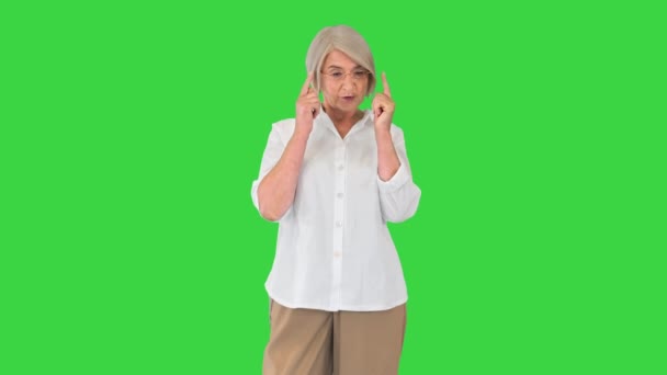 Charmant senior vrouw die praat met iemand op een groen scherm, Chroma Key. — Stockvideo