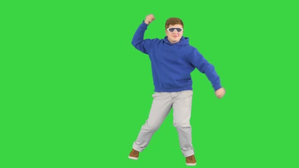 Güneş gözlüklü mutlu çocuk yeşil ekranda çok güzel dans ediyor, Chroma Key. — Stok video