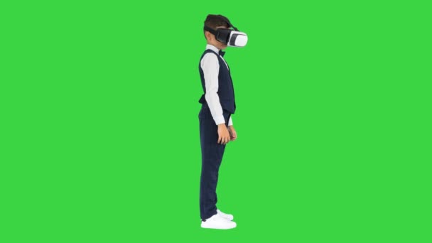 Menino em desgaste formal jogando o jogo em óculos de realidade virtual em uma tela verde, Chroma Key. — Vídeo de Stock