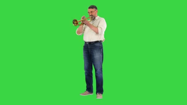 Starší hudebník hraje na trumpetu na zelené obrazovce, Chroma Key. — Stock video