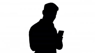 Arap doktor akıllı telefon kullanarak yürüyor ve gülüyor, Alfa Kanalı