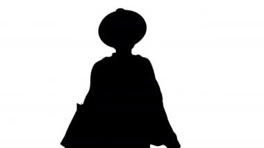 Şapkalı ve örgü elbiseli mutlu bir Afro-Amerikan kadını alışveriş torbalarıyla yürüyor, Alpha Channel.