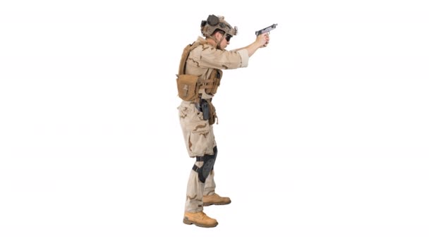 Voják míří a střílí s pistolí na bílém pozadí. — Stock video