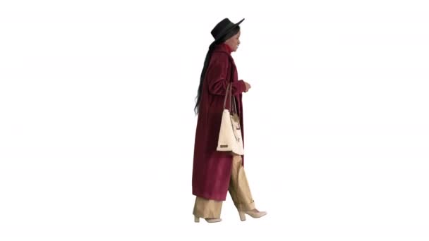 Gyönyörű afro-amerikai nő séta fehér háttér. — Stock videók