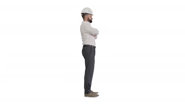 Självsäker ingenjör bär en vit hjälm stående och ändra poser på vit bakgrund. — Stockvideo