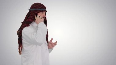 Arap Şeyh işadamı gradyan arka planda bir çağrı yapıyor.