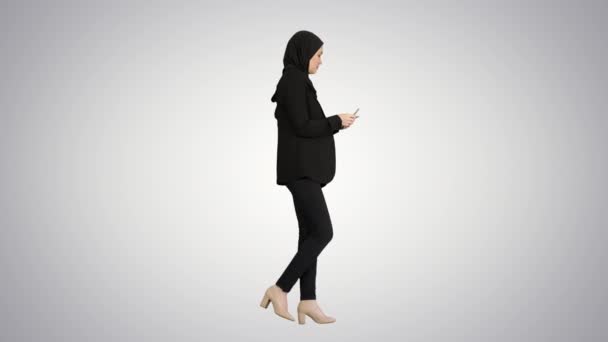 Hezká žena v hidžábu chůze a počítání peněz na gradient pozadí. — Stock video