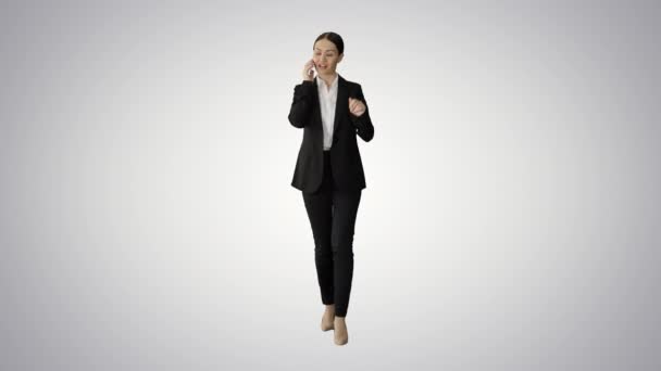 Bossy Businesswoman berbicara di telepon pada latar belakang gradien. — Stok Video
