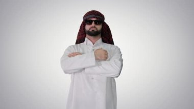Güneş gözlüklü Şeyh, değişken arkaplanda öpücük yolluyor..