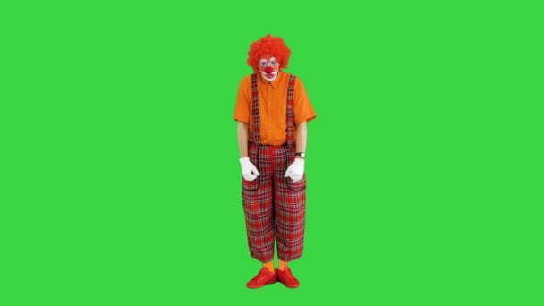 Ongelukkig clown staan en zenuwachtig op een groen scherm, Chroma Key. — Stockvideo