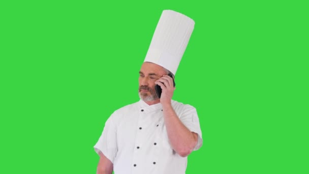 Συγκεντρωμένο αρσενικό μάγειρας κάνει μια κλήση σε μια πράσινη οθόνη, Chroma Key. — Αρχείο Βίντεο