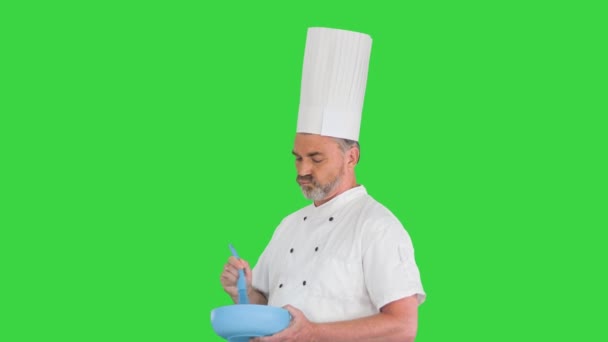 Αρσενικό σεφ μαγειρεύουν κρατώντας μπολ και χτυπώντας κάτι με σύρμα σε μια πράσινη οθόνη, Chroma Key. — Αρχείο Βίντεο