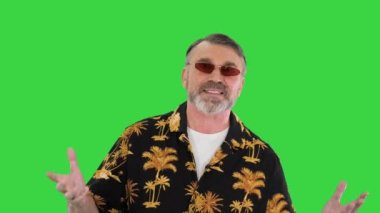 Yeşil Ekran, Chroma Key 'de yürürken kamerayla günlük konuşmalar yapan havalı bir ihtiyar..