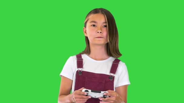 Маленький ґеймер грає у відеогру на "Зеленому екрані", Chroma Key.. — стокове відео