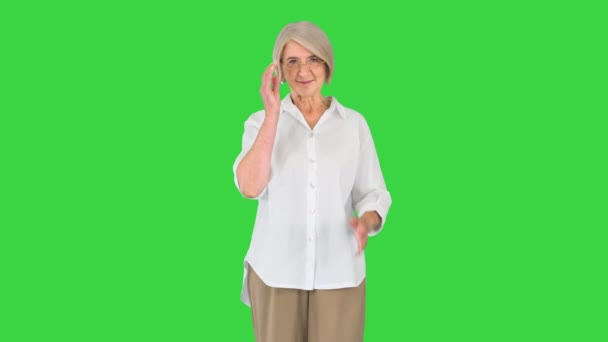 Mooie senior zakenvrouw applaudisseren op een groen scherm, Chroma Key. — Stockvideo