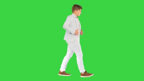 Udane biznesowy nastolatek w białym garniturze chodzenie na zielonym ekranie, Chroma Key. — Wideo stockowe