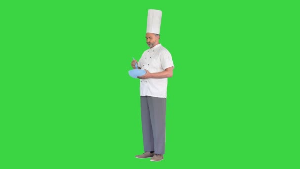 Mannelijke chef-kok houden kom en zweep iets met garde op een groen scherm, Chroma Key. — Stockvideo