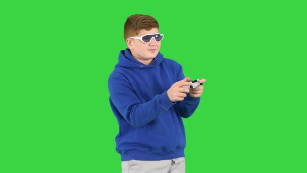 Tiener actief spelen van video game op een groen scherm, Chroma Key. — Stockvideo