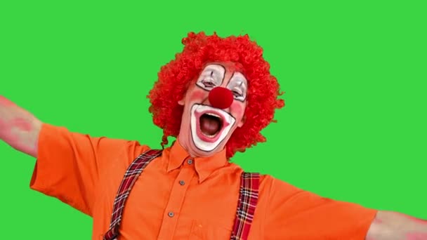 Bunter Clown gähnt und blickt auf einem Green Screen in die Kamera, Chroma Key. — Stockvideo