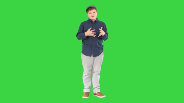 Niño contando una historia a la cámara en una pantalla verde, Chroma Key. — Vídeos de Stock