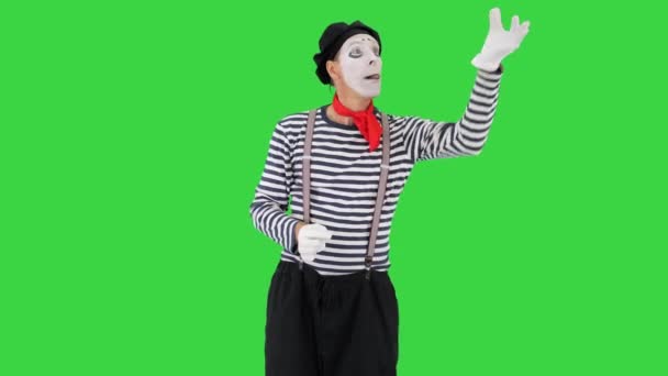 Mime-Künstler hält imaginäre Ballons in der Hand und fliegt auf einem Green Screen, Chroma Key. — Stockvideo