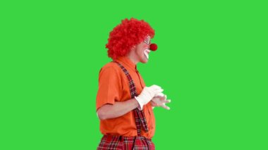 Utangaç Palyaço Düşünüyor ve Yeşil Ekranda Yürüyor, Chroma Anahtarı.