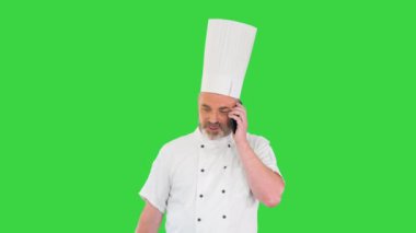 Şef yeşil ekranda yürüyor ve konuşuyor, Chroma Key.