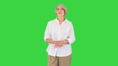 Yeşil Ekran 'da kameraya konuşan neşeli son sınıf öğrencisi kadın, Chroma Key..