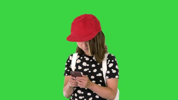 Écolière vérifier son téléphone mobile sur un écran vert, Chroma Key. — Video