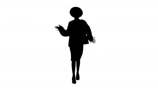 Стильная африканская американка в трикотаже и белой шляпе танцует во время ходьбы, Альфа-канал — стоковое видео
