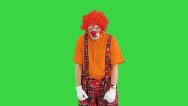 Olycklig clown stående och nervös på en grön skärm, Chroma Key. — Stockvideo