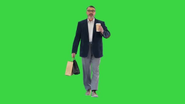 Yeşil Ekran 'da yürüyen ve kahve içen zengin olgun bir adam, Chroma Key. — Stok video