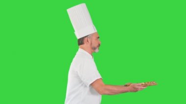 Şef yeşil ekranda pizzayla hızlı yürüyor, Chroma Key.