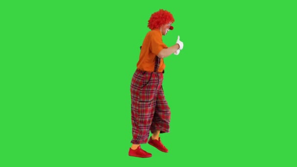 Happy clown mostra pollici in su mentre si cammina su uno schermo verde, Chroma Key. — Video Stock