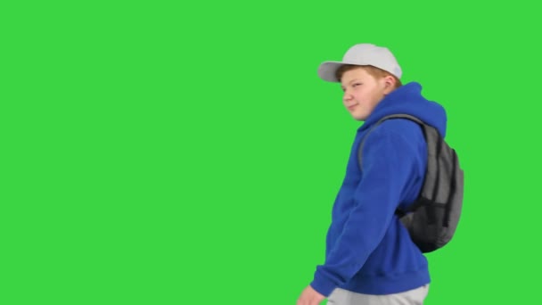 Yeşil Ekran, Chroma Key 'de yürüyen bir çocuk kameraya selam veriyor.. — Stok video