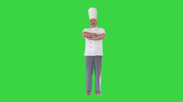 认真的厨师，双手交叉，看着绿色屏幕上的相机，铬键. — 图库视频影像