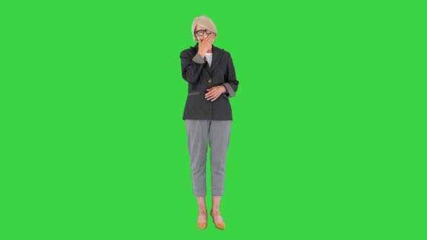 Mujer mayor cansada, aburrida y atractiva bostezando en una pantalla verde, Chroma Key. — Vídeos de Stock