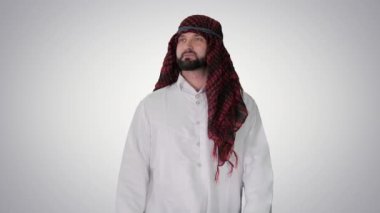Yakışıklı şeyh yürüyor ve gradyan arkaplanda kenarlara bakıyor.