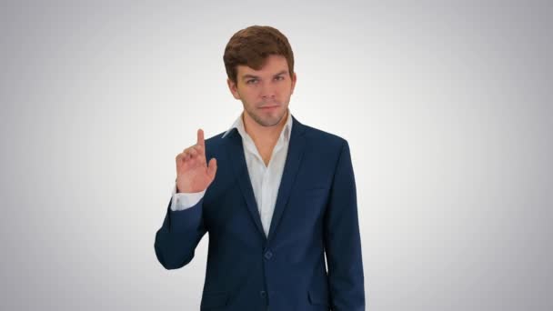 Magabiztos fiatal üzletember felemeli az ujját és összecsukható karok nézi kamera gradiens háttér. — Stock videók