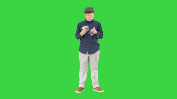 Riche adolescent Happy boy compter les euros sur un écran vert, Chroma Key. — Video