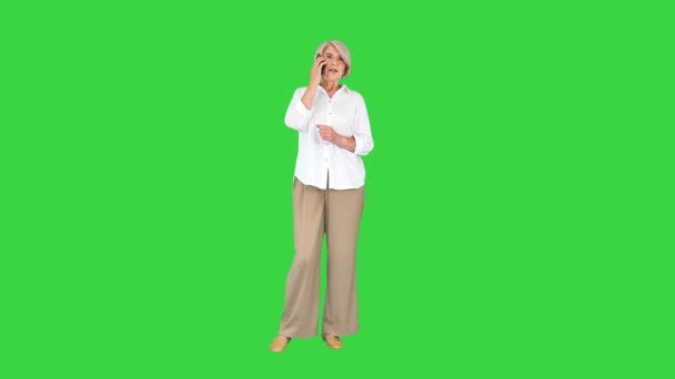 Старшая женщина со смартфоном звонит на зеленый экран, Chroma Key. — стоковое видео