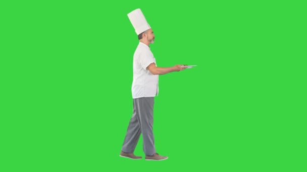 Chef andando rápido com pizza em uma tela verde, Chroma Key. — Vídeo de Stock