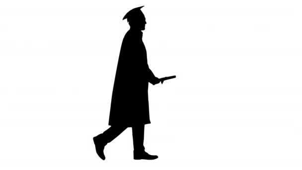 Silueta Šťastný muž student v maturitní róbě chůze a líbání jeho diplom. — Stock video