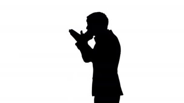 Siluet stresli ve kızgın iş adamı telefonda konuşuyor..