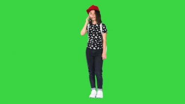 Genç Asyalı kız yeşil ekranda akıllı telefondan konuşuyor, Chroma Key..