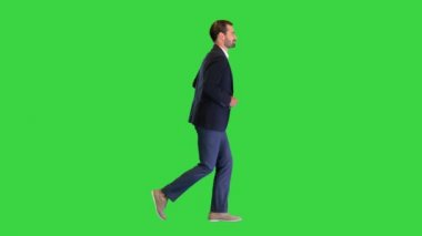 Beyaz gömlekli yakışıklı bir iş adamı ve yeşil ekranlı bir takım elbiseli, Chroma Key..