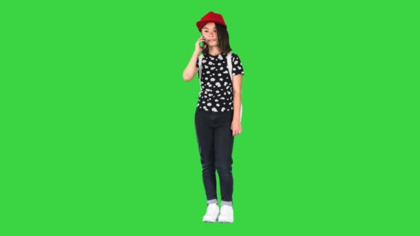 Mladá asijská dívka mluví na chytrý telefon na zelené obrazovce, Chroma Key. — Stock video