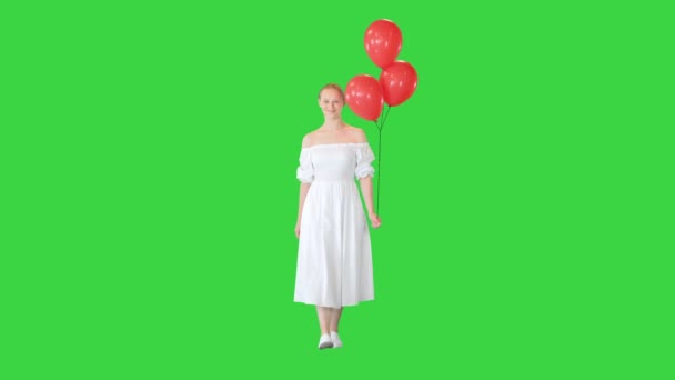 Uśmiechnięta młoda kobieta w białej sukience z balonami na zielonym ekranie, Chroma Key. — Wideo stockowe